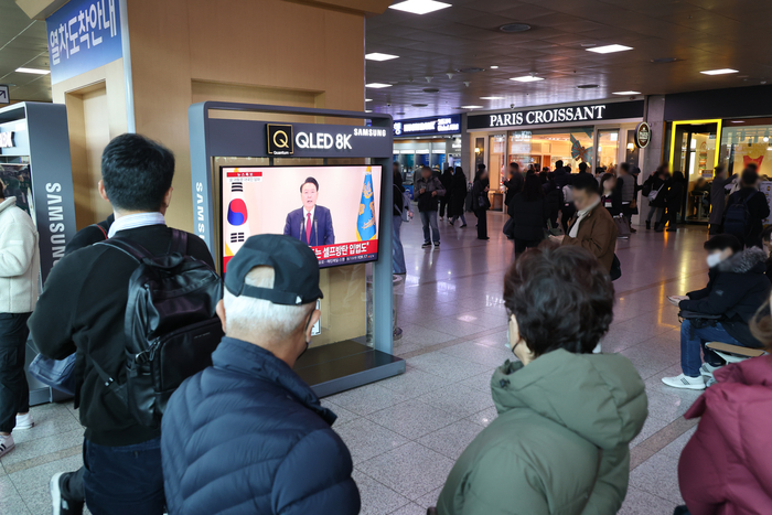 대통령 담화 시청하는 시민들