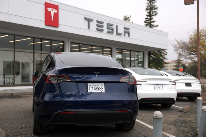 US-TESLA-RECALLS-ALMOST-700,000-VEHICLES-OVER-TIRE-PRESSURE-WARN