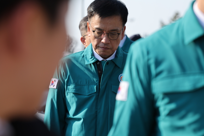 무안공항 여객기 사고 유가족 만나고 나오는 최상목 권한대행