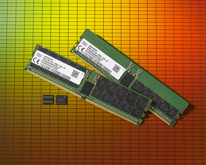 SK하이닉스가 세계 최초로 출시한 2세대 10나노급(1ynm) DDR5 D램. 사진=SK하이닉스 제공