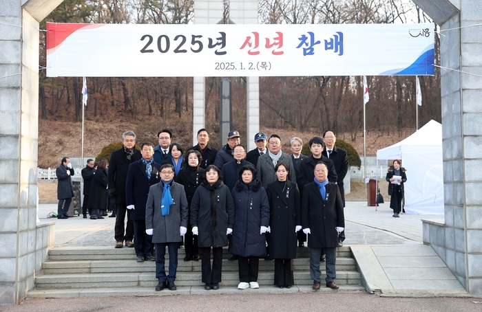 시흥시의회 2일 현충탑 참배