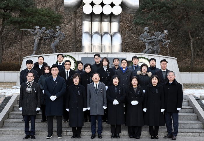 의정부시의회 2일 현충탑 참배