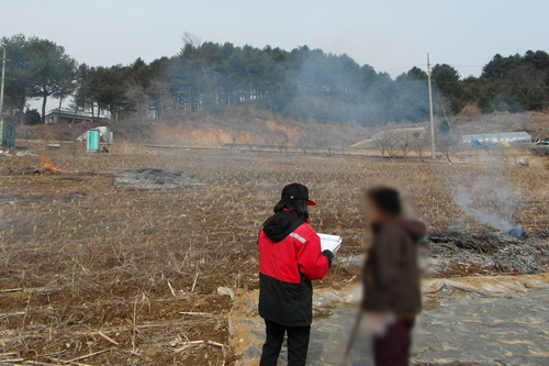 산림청 관계자가 불법 소각 현장을 단속하고 있다. 산림청