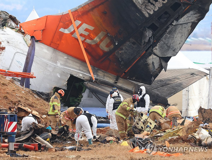 무안국제공항 활주로 이탈 사고로 인한 제주항공 여객기 참사 7일째인 지난 4일 오전 사고 현장에서 국립과학수사연구원·경찰 과학수사대 관계자·소