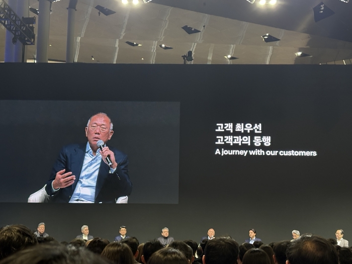 6일 현대모터스튜디오 고양서 정의선 현대차그룹 회장이 신년회를 진행하고 있다. 사진=이찬우 기자