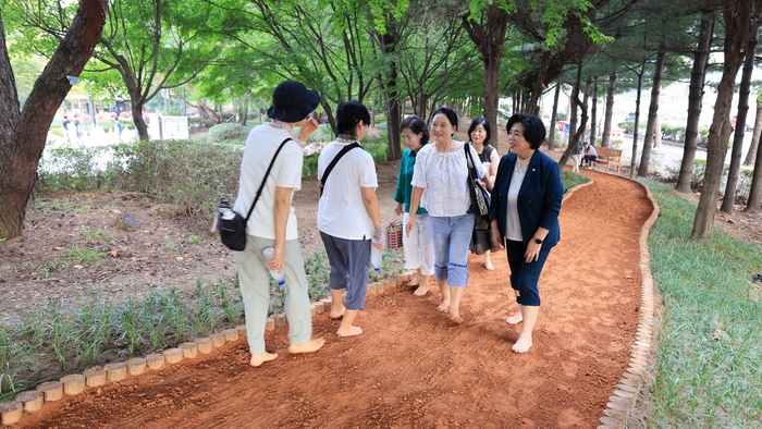 과천시 에어드리공원 내 맨발걷기 황톳길