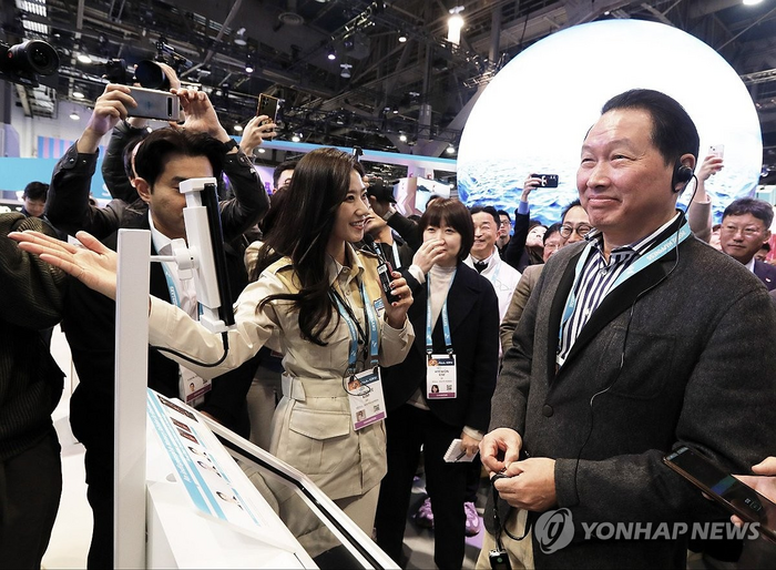 'CES 2024'에서 'AI 포춘텔러' 설명 듣는 최태원 회장