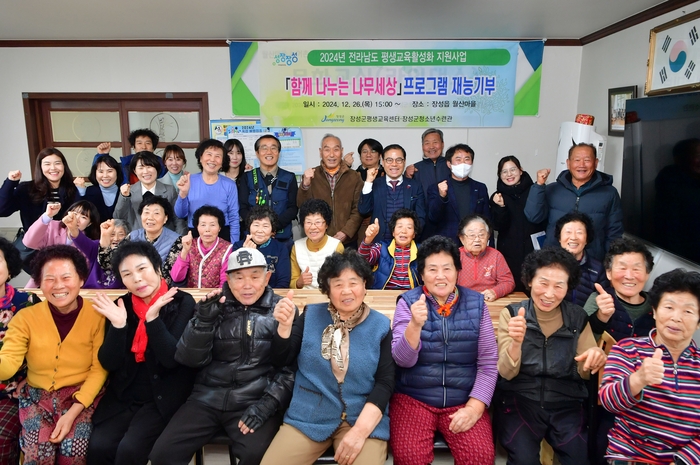 직접 만든 책상·의자 어르신께 선물…장성군민 선행 '주목'