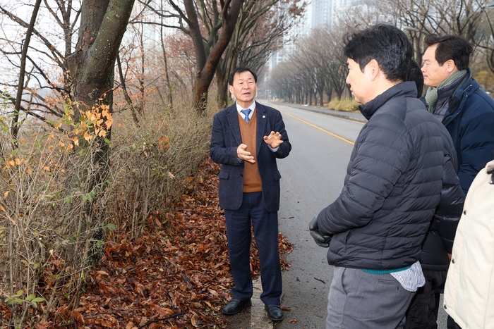 박태순 안산시의회 의장(왼쪽)-안산환경재단 관계자 6일 안산갈대습지 내 임시도로로 쓰이고 있는 제방 방문