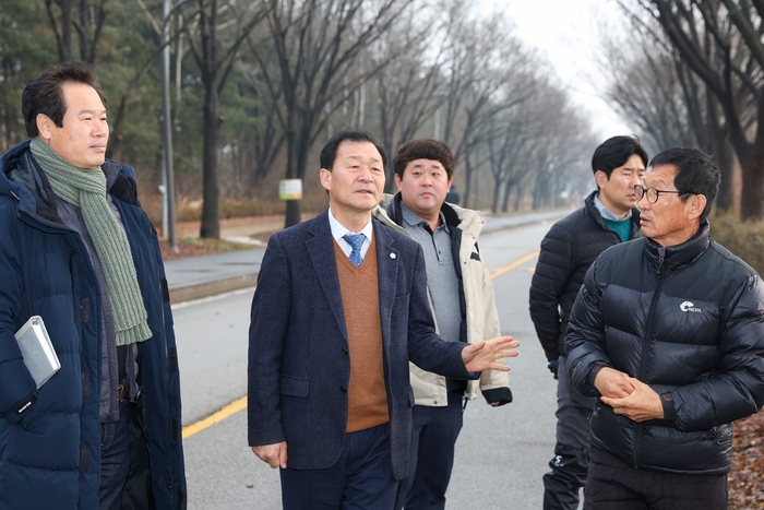 박태순 안산시의회 의장(가운데)-안산환경재단 관계자 6일 안산갈대습지 내 임시도로로 쓰이고 있는 제방 방문