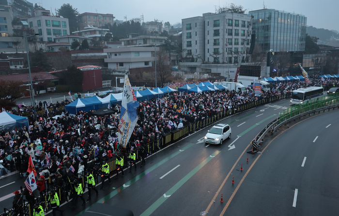 윤석열 대통령 지지자들이 지난 6일 서울 용산구 한남동 대통령 관저 앞 한남대로에서 구호를 외치고 있다. 연합뉴스