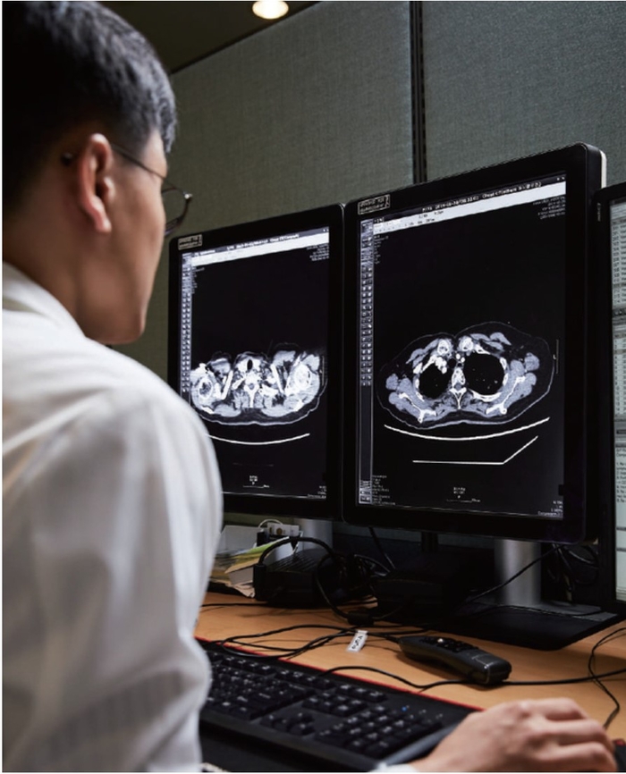 인하대병원 폐암센터 의료진이 폐암 CT 촬영 진단영상을 분석하고 있다. 사진=인하대병원
