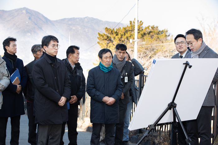 김완섭 환경부장관이 13일 경남 양산시 소재 금정산국립공원 예정지인 호포마을을 방문하여 추진현황을 점검하고 있다.