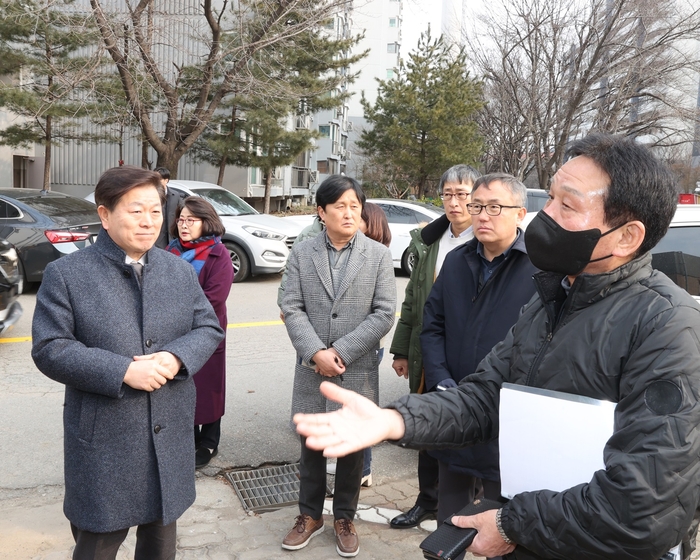 박승원 광명시장이 13일 가림중학교 앞 민원현장을 방문했다. 사진=광명시