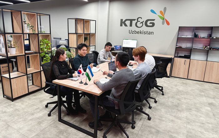 KT＆G 우즈베키스탄 법인 사무실에서 구성원들이 회의를 진행하고 있다.  사진=KT＆G