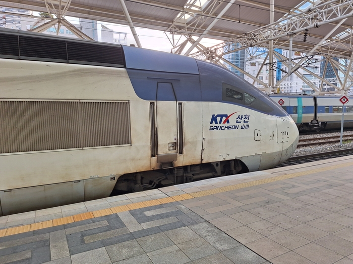 서울역에 KTX-산천 열차가 정차해 있다. 사진=여헌우 기자.