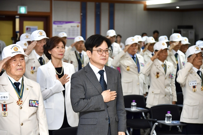 김병수 김포시장 6월25일 국가유공자에게 태극기 배지 전달