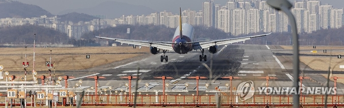 자료사진. 김포국제공항 활주로 남단 끝에 항공기의 착륙을 돕는 방위각시설이 설치돼 있다.