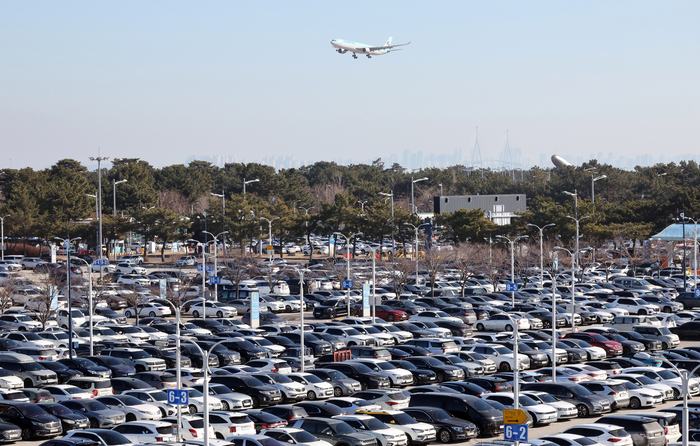 차량으로 꽉 찬 인천공항 주차장