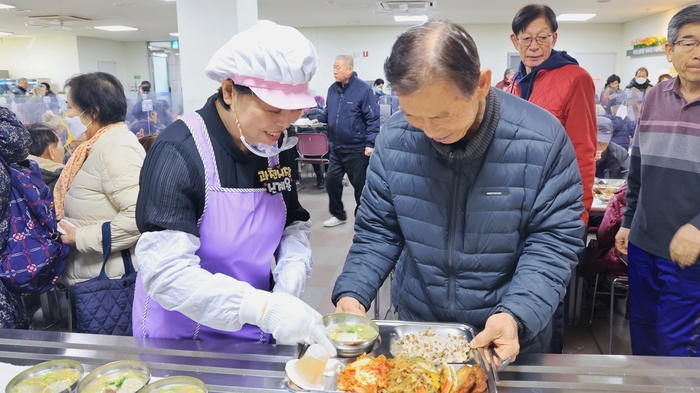 신계용 과천시장 24일 노인복지관 설맞이 배식봉사 참여