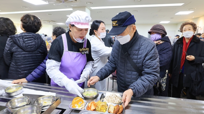 신계용 과천시장 24일 노인복지관 설맞이 배식봉사 참여