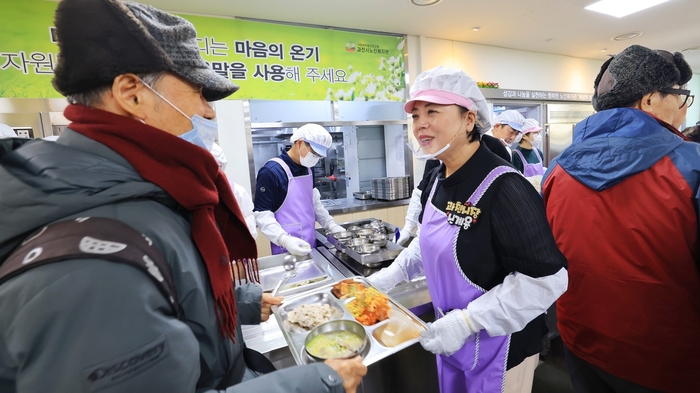 신계용 과천시장(오른쪽) 24일 노인복지관 설맞이 배식봉사 참여