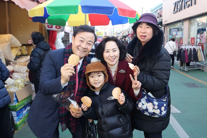 김성제 의왕시장 24일 설맞이 의왕도깨비시장 격려방문