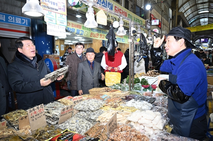 백경현 구리시장(왼쪽) 24일 설맞이 구리전통시장 방문