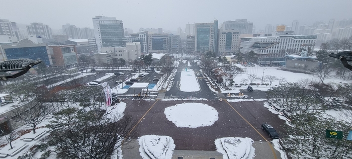 28일 오후 군포시청 진입로 설경