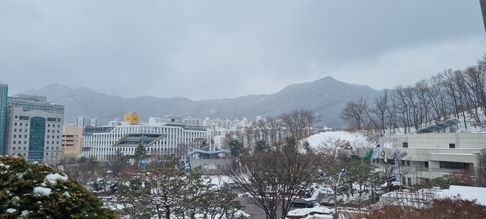 28일 오후 군포시청 옥상에서 수리산 방향 설경