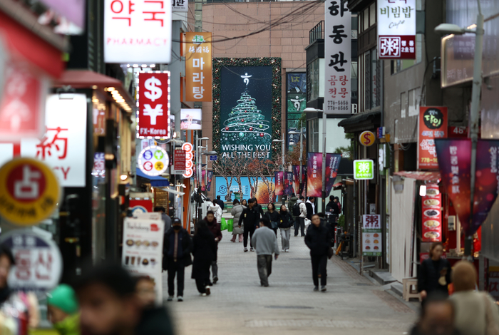 외국인 발길 줄어든 명동 거리