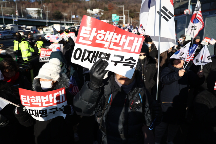 한남동 관저 앞에 모인 윤 대통령 지지자들