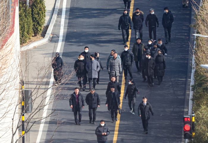 공수처, 체포영장 집행 불가능 판단…집행 중지