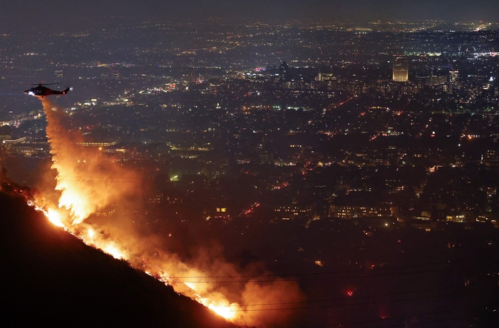 US-POWERFUL-WINDS-FUEL-MULTIPLE-FIRES-ACROSS-LOS-ANGELES-AREA