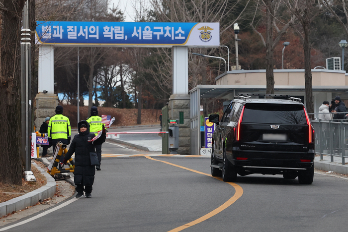 서울구치소 들어가는 경호차량