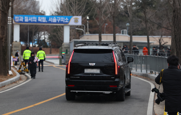 서울구치소 들어가는 경호차량