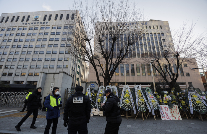 윤 대통령 영장 청구 예상되는 서울서부지법 시위대 차단 위해 경계 강화