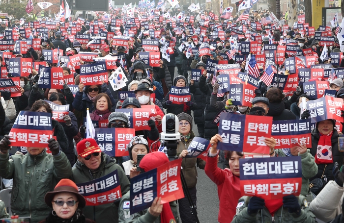 헌재 인근에 모인 윤 대통령 지지자들