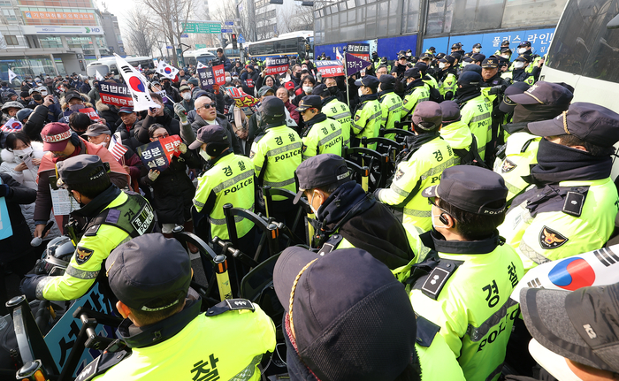 구호 외치는 윤 대통령 지지자들