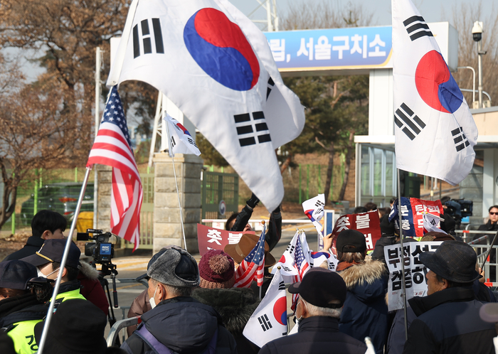 서울구치소 앞에 모인 윤석열 대통령 지지자들