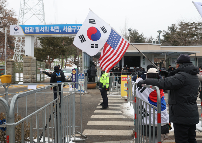 구치소 앞에서 태극기 흔드는 윤석열 대통령 지지자들