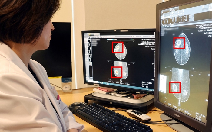 영상의학과 남상유 교수가 AI 영상진단 장비를 통해 유방암 병변(붉은 색 표시)을 확인하고 있는 모습.