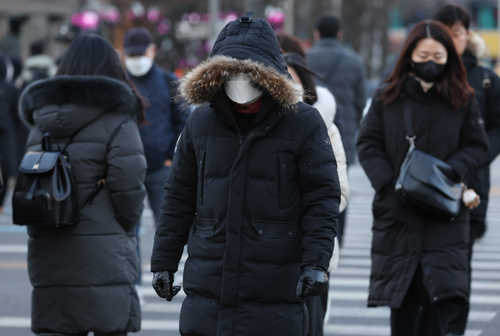 한파가 기승을 부리는 서울 종로구 광화문네거리에서 시민들이 이동하고 있다. 연합뉴스