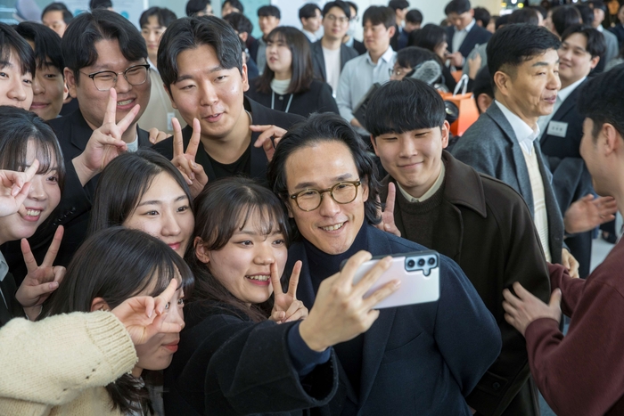 조현범 한국앤컴퍼니그룹 회장(가운데)이 11일 대전광역시 유성구 소재 하이테크 연구소 테크노돔에서 열린 신입사원 환영행사(PLWD)에 참가해 직원들