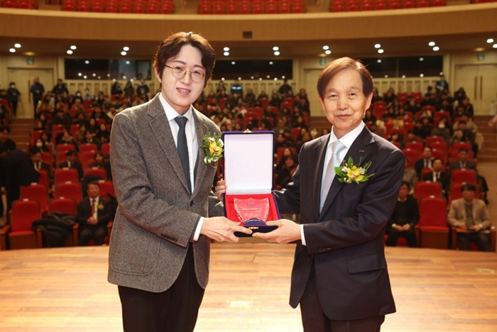 올해의 카이스트인상 수상자 공경철 기계공학과 교수(오른쪽), 이광형 카이스트 총장