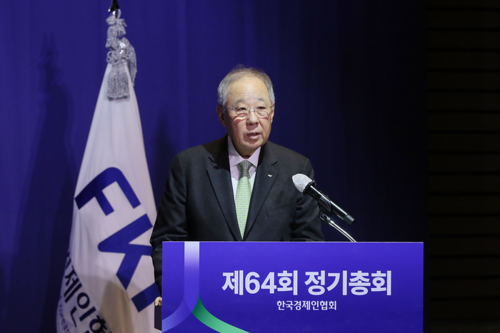 류진 한국경제인협회 회장이 20일 여의도 FKI타워 콘퍼런스센터에서 열린 '제64회 정기총회'에서 취임사를 하고 있다.