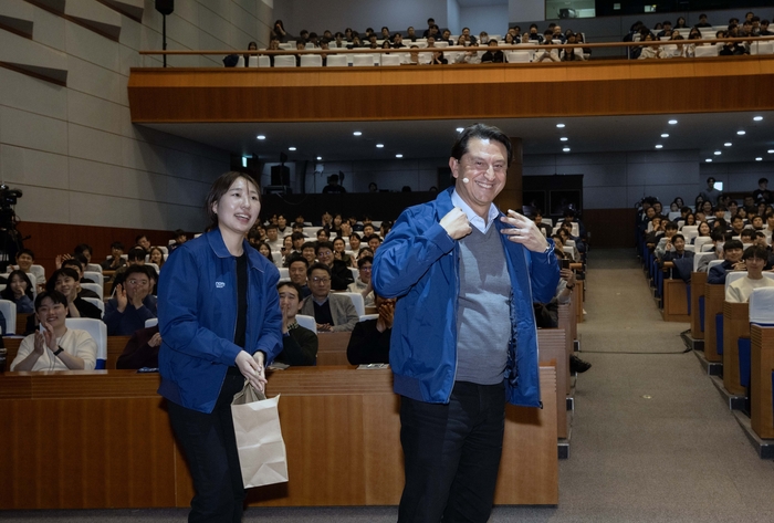 호세 무뇨스 사장이 타운홀 미팅에서 직원이 선물해준 연구소 자켓으로 갈아입은 모습