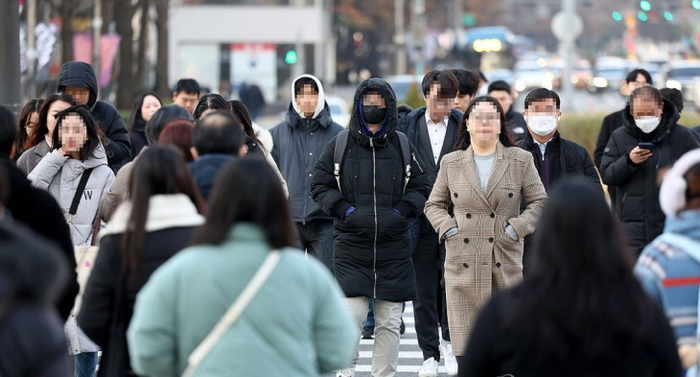 서울 광화문광장서 출근하고 있는 시민들