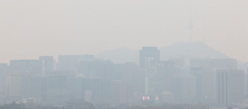 수도권을 비롯한 전국 곳곳이 미세먼지 나쁨을 보인 지난 16일 서울 시내가 미세먼지로 뿌옇다.