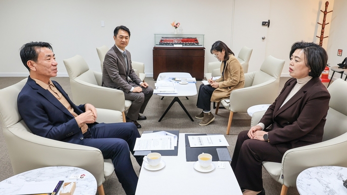 신계용 과천시장(오른쪽) 26일 한문희 한국철도공사 사장 면담